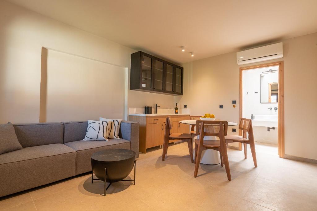HouseMarigoSuites-Koskinou-DeluxeSuite_MainArea