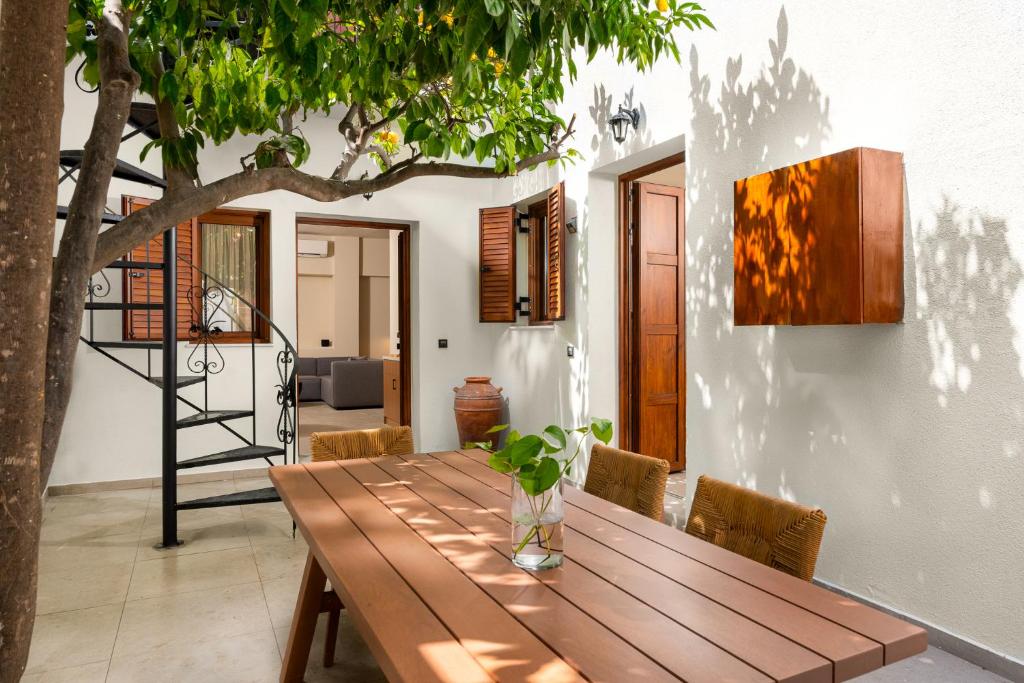 HouseMarigoSuites-Koskinou-DeluxeSuite_OutsideMainArea