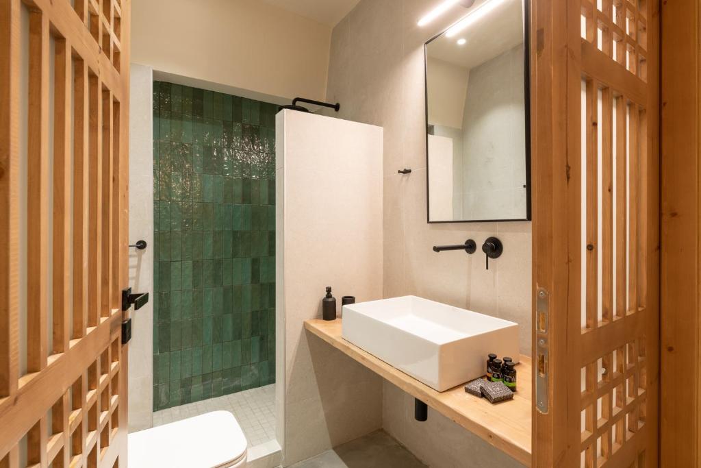HouseMarigoSuites-Koskinou-SuperiorSuite_Bathroom